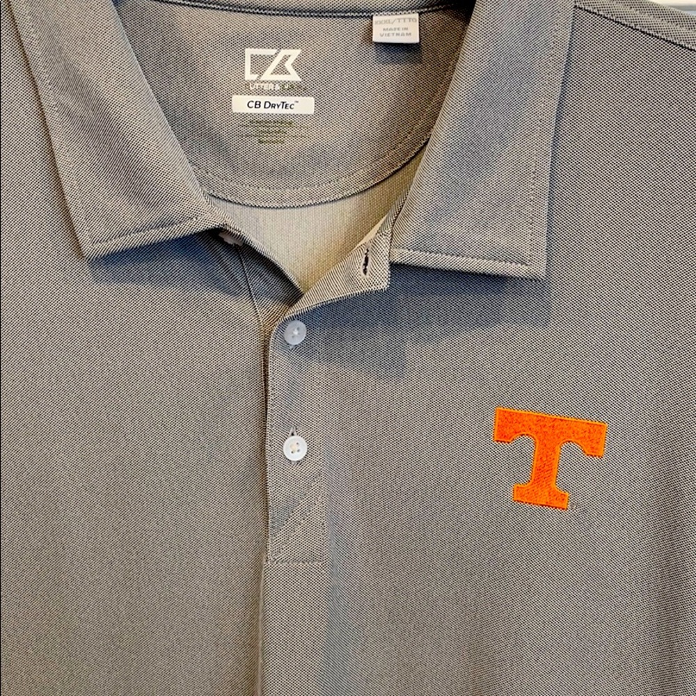 Men’s UT (University of Tennessee) shirt.